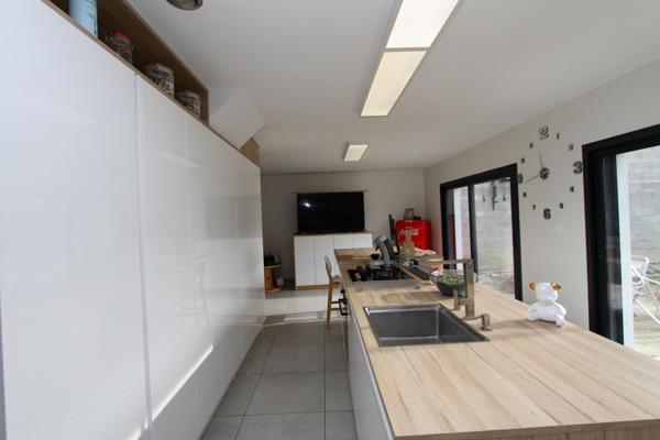 Atypique ! 2 habitations superbement agencées en 1 maison sur une belle parcelle de terrain arboré