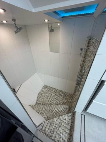 Atypique ! 2 habitations superbement agencées en 1 maison sur une belle parcelle de terrain arboré