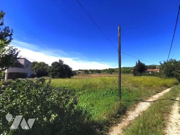 Sur la commune de MOURIES 
Terrain constructible de 456m² viabilisé et libre constructeurs vue...