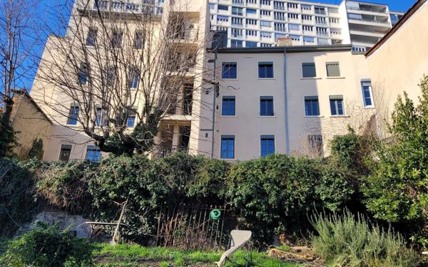 Immeuble à vendre    9 pièces • 563,93 m2 Lyon 4
