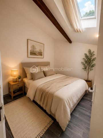 Coup de coeur pour cet appartement en duplex de type 3 situé rue du Joly à Lentilly.
Dans une petite maison de deux logements, ce bien situé en 1er et 2ème (et dernier étage), vous offre un emplacement géographique exceptionnel - 
Au 1er niveau, une pièce de vie avec belle hauteur sous plafond, coin cuisine (non aménagée), une salle de bain, une buanderie/cellier, un toilette.
Au 2ème et dernier niveau, deux chambres mansardées, une petite mezzanine (pour rangement ou espace bibliothèque)
Huisseries en dble vitrage - chauffage individuel électrique- Au rez de chaussée, une vaste cave, et un espace sécurisé pour vélos.
Le village se trouve à  minutes à pieds - Gare SNCF à proximité (direction Vieux Lyon).
Charges annuelles  180 euros (assurance copropriété)
Une visite, un coup de coeur, un achat .......
L'aménagement des pièces est issu de l'IA pour vous permettre une meilleure projection.