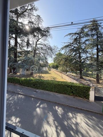 Coup de coeur pour cet appartement en duplex de type 3 situé rue du Joly à Lentilly.
Dans une petite maison de deux logements, ce bien situé en 1er et 2ème (et dernier étage), vous offre un emplacement géographique exceptionnel - 
Au 1er niveau, une pièce de vie avec belle hauteur sous plafond, coin cuisine (non aménagée), une salle de bain, une buanderie/cellier, un toilette.
Au 2ème et dernier niveau, deux chambres mansardées, une petite mezzanine (pour rangement ou espace bibliothèque)
Huisseries en dble vitrage - chauffage individuel électrique- Au rez de chaussée, une vaste cave, et un espace sécurisé pour vélos.
Le village se trouve à  minutes à pieds - Gare SNCF à proximité (direction Vieux Lyon).
Charges annuelles  180 euros (assurance copropriété)
Une visite, un coup de coeur, un achat .......
L'aménagement des pièces est issu de l'IA pour vous permettre une meilleure projection.