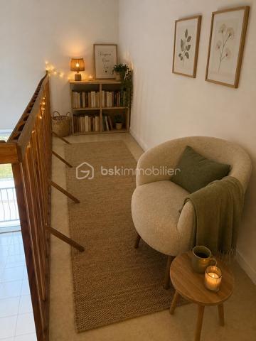 Coup de coeur pour cet appartement en duplex de type 3 situé rue du Joly à Lentilly.
Dans une petite maison de deux logements, ce bien situé en 1er et 2ème (et dernier étage), vous offre un emplacement géographique exceptionnel - 
Au 1er niveau, une pièce de vie avec belle hauteur sous plafond, coin cuisine (non aménagée), une salle de bain, une buanderie/cellier, un toilette.
Au 2ème et dernier niveau, deux chambres mansardées, une petite mezzanine (pour rangement ou espace bibliothèque)
Huisseries en dble vitrage - chauffage individuel électrique- Au rez de chaussée, une vaste cave, et un espace sécurisé pour vélos.
Le village se trouve à  minutes à pieds - Gare SNCF à proximité (direction Vieux Lyon).
Charges annuelles  180 euros (assurance copropriété)
Une visite, un coup de coeur, un achat .......
L'aménagement des pièces est issu de l'IA pour vous permettre une meilleure projection.