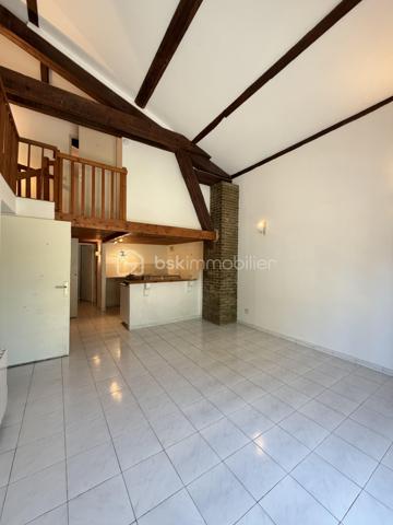 Coup de coeur pour cet appartement en duplex de type 3 situé rue du Joly à Lentilly.
Dans une petite maison de deux logements, ce bien situé en 1er et 2ème (et dernier étage), vous offre un emplacement géographique exceptionnel - 
Au 1er niveau, une pièce de vie avec belle hauteur sous plafond, coin cuisine (non aménagée), une salle de bain, une buanderie/cellier, un toilette.
Au 2ème et dernier niveau, deux chambres mansardées, une petite mezzanine (pour rangement ou espace bibliothèque)
Huisseries en dble vitrage - chauffage individuel électrique- Au rez de chaussée, une vaste cave, et un espace sécurisé pour vélos.
Le village se trouve à  minutes à pieds - Gare SNCF à proximité (direction Vieux Lyon).
Charges annuelles  180 euros (assurance copropriété)
Une visite, un coup de coeur, un achat .......
L'aménagement des pièces est issu de l'IA pour vous permettre une meilleure projection.