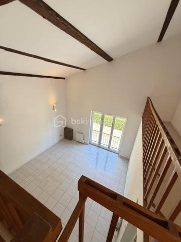 Coup de coeur pour cet appartement en duplex de type 3 situé rue du Joly à Lentilly.
Dans une petite maison de deux logements, ce bien situé en 1er et 2ème (et dernier étage), vous offre un emplacement géographique exceptionnel - 
Au 1er niveau, une pièce de vie avec belle hauteur sous plafond, coin cuisine (non aménagée), une salle de bain, une buanderie/cellier, un toilette.
Au 2ème et dernier niveau, deux chambres mansardées, une petite mezzanine (pour rangement ou espace bibliothèque)
Huisseries en dble vitrage - chauffage individuel électrique- Au rez de chaussée, une vaste cave, et un espace sécurisé pour vélos.
Le village se trouve à  minutes à pieds - Gare SNCF à proximité (direction Vieux Lyon).
Charges annuelles  180 euros (assurance copropriété)
Une visite, un coup de coeur, un achat .......
L'aménagement des pièces est issu de l'IA pour vous permettre une meilleure projection.