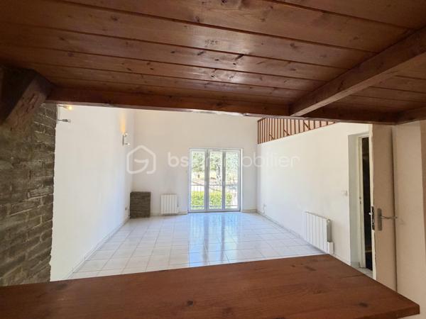 Coup de coeur pour cet appartement en duplex de type 3 situé rue du Joly à Lentilly.
Dans une petite maison de deux logements, ce bien situé en 1er et 2ème (et dernier étage), vous offre un emplacement géographique exceptionnel - 
Au 1er niveau, une pièce de vie avec belle hauteur sous plafond, coin cuisine (non aménagée), une salle de bain, une buanderie/cellier, un toilette.
Au 2ème et dernier niveau, deux chambres mansardées, une petite mezzanine (pour rangement ou espace bibliothèque)
Huisseries en dble vitrage - chauffage individuel électrique- Au rez de chaussée, une vaste cave, et un espace sécurisé pour vélos.
Le village se trouve à  minutes à pieds - Gare SNCF à proximité (direction Vieux Lyon).
Charges annuelles  180 euros (assurance copropriété)
Une visite, un coup de coeur, un achat .......
L'aménagement des pièces est issu de l'IA pour vous permettre une meilleure projection.
