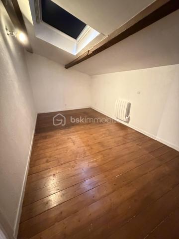 Coup de coeur pour cet appartement en duplex de type 3 situé rue du Joly à Lentilly.
Dans une petite maison de deux logements, ce bien situé en 1er et 2ème (et dernier étage), vous offre un emplacement géographique exceptionnel - 
Au 1er niveau, une pièce de vie avec belle hauteur sous plafond, coin cuisine (non aménagée), une salle de bain, une buanderie/cellier, un toilette.
Au 2ème et dernier niveau, deux chambres mansardées, une petite mezzanine (pour rangement ou espace bibliothèque)
Huisseries en dble vitrage - chauffage individuel électrique- Au rez de chaussée, une vaste cave, et un espace sécurisé pour vélos.
Le village se trouve à  minutes à pieds - Gare SNCF à proximité (direction Vieux Lyon).
Charges annuelles  180 euros (assurance copropriété)
Une visite, un coup de coeur, un achat .......
L'aménagement des pièces est issu de l'IA pour vous permettre une meilleure projection.