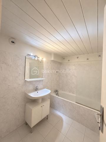 Coup de coeur pour cet appartement en duplex de type 3 situé rue du Joly à Lentilly.
Dans une petite maison de deux logements, ce bien situé en 1er et 2ème (et dernier étage), vous offre un emplacement géographique exceptionnel - 
Au 1er niveau, une pièce de vie avec belle hauteur sous plafond, coin cuisine (non aménagée), une salle de bain, une buanderie/cellier, un toilette.
Au 2ème et dernier niveau, deux chambres mansardées, une petite mezzanine (pour rangement ou espace bibliothèque)
Huisseries en dble vitrage - chauffage individuel électrique- Au rez de chaussée, une vaste cave, et un espace sécurisé pour vélos.
Le village se trouve à  minutes à pieds - Gare SNCF à proximité (direction Vieux Lyon).
Charges annuelles  180 euros (assurance copropriété)
Une visite, un coup de coeur, un achat .......
L'aménagement des pièces est issu de l'IA pour vous permettre une meilleure projection.