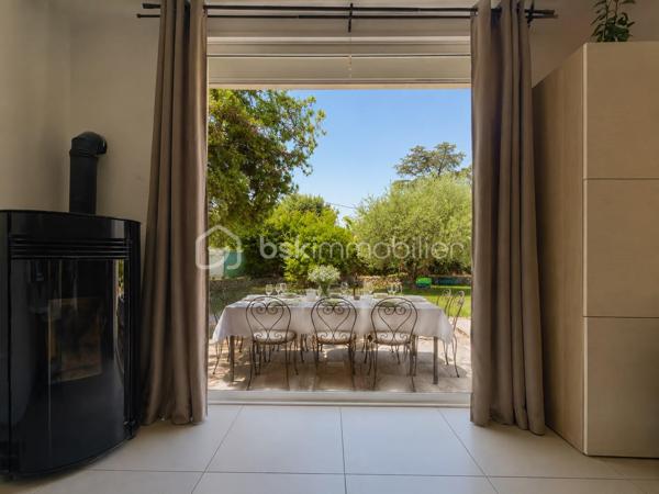 Dans un environnement résidentiel calme et apprécié d'Orange, venez découvrir cette agréable maison de plain-pied, entièrement rénovée en 2021, offrant un cadre de vie confortable, lumineux et prêt à accueillir ses nouveaux propriétaires.

Dès l'entrée, vous serez séduits par sa vaste pièce de vie traversante de plus de 40 m², baignée de lumière grâce à ses larges ouvertures sur le jardin. La cuisine ouverte, moderne et conviviale, s'intègre parfaitement à cet espace pensé pour partager de beaux moments en famille ou entre amis.

L'espace nuit comprend deux belles chambres, un dressing, ainsi qu'une salle d'eau contemporaine aux prestations actuelles.

Un véritable atout de cette maison : un espace supplémentaire d'environ 25 m², déjà attenant à l'habitation, qui n'attend plus que votre projet. Suite parentale, troisième chambre, bureau, salle de jeux ou activité professionnelle... laissez libre cours à vos envies.

À l'extérieur, le terrain clos et arboré d'environ 700 m² offre plusieurs espaces de détente à l'ombre des arbres, une agréable terrasse pour les repas d'été ainsi qu'un barbecue en pierre, idéal pour profiter pleinement des beaux jours. Le stationnement de plusieurs véhicules est également possible sur la propriété.

Les prestations :
_Maison rénovée en 2021
_Plain-pied
_Environ 80 m² habitables
_Pièce de vie avec cuisine ouverte de plus de 40 m²
_2 chambres
_Dressing
_Salle d'eau moderne
_Extension de près de 25 m² à aménager
_Climatisations réversibles
_Poêle à granulés labellisé Flamme Verte
_Menuiseries PVC double vitrage
_Volets roulants aluminium
_VMC récente
_Terrain clos et arboré d'environ 700 m²
_Terrasse et barbecue maçonné
_Stationnements privatifs

Côté performances, cette maison bénéficie d'équipements récents permettant de maîtriser les consommations énergétiques tout au long de l'année. Les dépenses estimées sont comprises entre 1 220 € et 1 720 € par an.

À proximité des écoles, commerces et principaux axes routiers, cette maison réunit le calme d'un quartier résidentiel et la praticité du quotidien.

Une maison chaleureuse, soigneusement rénovée, offrant un véritable potentiel d'évolution. Il ne vous reste plus qu'à y poser vos valises