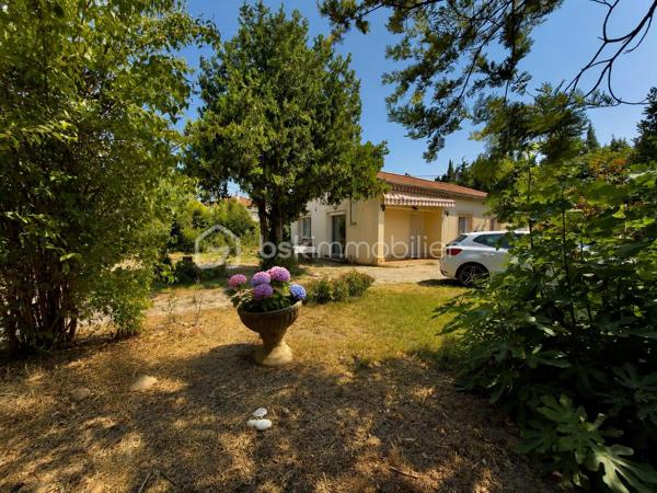 Dans un environnement résidentiel calme et apprécié d'Orange, venez découvrir cette agréable maison de plain-pied, entièrement rénovée en 2021, offrant un cadre de vie confortable, lumineux et prêt à accueillir ses nouveaux propriétaires.

Dès l'entrée, vous serez séduits par sa vaste pièce de vie traversante de plus de 40 m², baignée de lumière grâce à ses larges ouvertures sur le jardin. La cuisine ouverte, moderne et conviviale, s'intègre parfaitement à cet espace pensé pour partager de beaux moments en famille ou entre amis.

L'espace nuit comprend deux belles chambres, un dressing, ainsi qu'une salle d'eau contemporaine aux prestations actuelles.

Un véritable atout de cette maison : un espace supplémentaire d'environ 25 m², déjà attenant à l'habitation, qui n'attend plus que votre projet. Suite parentale, troisième chambre, bureau, salle de jeux ou activité professionnelle... laissez libre cours à vos envies.

À l'extérieur, le terrain clos et arboré d'environ 700 m² offre plusieurs espaces de détente à l'ombre des arbres, une agréable terrasse pour les repas d'été ainsi qu'un barbecue en pierre, idéal pour profiter pleinement des beaux jours. Le stationnement de plusieurs véhicules est également possible sur la propriété.

Les prestations :
_Maison rénovée en 2021
_Plain-pied
_Environ 80 m² habitables
_Pièce de vie avec cuisine ouverte de plus de 40 m²
_2 chambres
_Dressing
_Salle d'eau moderne
_Extension de près de 25 m² à aménager
_Climatisations réversibles
_Poêle à granulés labellisé Flamme Verte
_Menuiseries PVC double vitrage
_Volets roulants aluminium
_VMC récente
_Terrain clos et arboré d'environ 700 m²
_Terrasse et barbecue maçonné
_Stationnements privatifs

Côté performances, cette maison bénéficie d'équipements récents permettant de maîtriser les consommations énergétiques tout au long de l'année. Les dépenses estimées sont comprises entre 1 220 € et 1 720 € par an.

À proximité des écoles, commerces et principaux axes routiers, cette maison réunit le calme d'un quartier résidentiel et la praticité du quotidien.

Une maison chaleureuse, soigneusement rénovée, offrant un véritable potentiel d'évolution. Il ne vous reste plus qu'à y poser vos valises