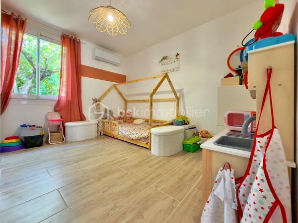 Dans un environnement résidentiel calme et apprécié d'Orange, venez découvrir cette agréable maison de plain-pied, entièrement rénovée en 2021, offrant un cadre de vie confortable, lumineux et prêt à accueillir ses nouveaux propriétaires.

Dès l'entrée, vous serez séduits par sa vaste pièce de vie traversante de plus de 40 m², baignée de lumière grâce à ses larges ouvertures sur le jardin. La cuisine ouverte, moderne et conviviale, s'intègre parfaitement à cet espace pensé pour partager de beaux moments en famille ou entre amis.

L'espace nuit comprend deux belles chambres, un dressing, ainsi qu'une salle d'eau contemporaine aux prestations actuelles.

Un véritable atout de cette maison : un espace supplémentaire d'environ 25 m², déjà attenant à l'habitation, qui n'attend plus que votre projet. Suite parentale, troisième chambre, bureau, salle de jeux ou activité professionnelle... laissez libre cours à vos envies.

À l'extérieur, le terrain clos et arboré d'environ 700 m² offre plusieurs espaces de détente à l'ombre des arbres, une agréable terrasse pour les repas d'été ainsi qu'un barbecue en pierre, idéal pour profiter pleinement des beaux jours. Le stationnement de plusieurs véhicules est également possible sur la propriété.

Les prestations :
_Maison rénovée en 2021
_Plain-pied
_Environ 80 m² habitables
_Pièce de vie avec cuisine ouverte de plus de 40 m²
_2 chambres
_Dressing
_Salle d'eau moderne
_Extension de près de 25 m² à aménager
_Climatisations réversibles
_Poêle à granulés labellisé Flamme Verte
_Menuiseries PVC double vitrage
_Volets roulants aluminium
_VMC récente
_Terrain clos et arboré d'environ 700 m²
_Terrasse et barbecue maçonné
_Stationnements privatifs

Côté performances, cette maison bénéficie d'équipements récents permettant de maîtriser les consommations énergétiques tout au long de l'année. Les dépenses estimées sont comprises entre 1 220 € et 1 720 € par an.

À proximité des écoles, commerces et principaux axes routiers, cette maison réunit le calme d'un quartier résidentiel et la praticité du quotidien.

Une maison chaleureuse, soigneusement rénovée, offrant un véritable potentiel d'évolution. Il ne vous reste plus qu'à y poser vos valises