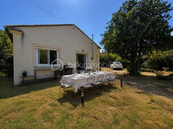 Dans un environnement résidentiel calme et apprécié d'Orange, venez découvrir cette agréable maison de plain-pied, entièrement rénovée en 2021, offrant un cadre de vie confortable, lumineux et prêt à accueillir ses nouveaux propriétaires.

Dès l'entrée, vous serez séduits par sa vaste pièce de vie traversante de plus de 40 m², baignée de lumière grâce à ses larges ouvertures sur le jardin. La cuisine ouverte, moderne et conviviale, s'intègre parfaitement à cet espace pensé pour partager de beaux moments en famille ou entre amis.

L'espace nuit comprend deux belles chambres, un dressing, ainsi qu'une salle d'eau contemporaine aux prestations actuelles.

Un véritable atout de cette maison : un espace supplémentaire d'environ 25 m², déjà attenant à l'habitation, qui n'attend plus que votre projet. Suite parentale, troisième chambre, bureau, salle de jeux ou activité professionnelle... laissez libre cours à vos envies.

À l'extérieur, le terrain clos et arboré d'environ 700 m² offre plusieurs espaces de détente à l'ombre des arbres, une agréable terrasse pour les repas d'été ainsi qu'un barbecue en pierre, idéal pour profiter pleinement des beaux jours. Le stationnement de plusieurs véhicules est également possible sur la propriété.

Les prestations :
_Maison rénovée en 2021
_Plain-pied
_Environ 80 m² habitables
_Pièce de vie avec cuisine ouverte de plus de 40 m²
_2 chambres
_Dressing
_Salle d'eau moderne
_Extension de près de 25 m² à aménager
_Climatisations réversibles
_Poêle à granulés labellisé Flamme Verte
_Menuiseries PVC double vitrage
_Volets roulants aluminium
_VMC récente
_Terrain clos et arboré d'environ 700 m²
_Terrasse et barbecue maçonné
_Stationnements privatifs

Côté performances, cette maison bénéficie d'équipements récents permettant de maîtriser les consommations énergétiques tout au long de l'année. Les dépenses estimées sont comprises entre 1 220 € et 1 720 € par an.

À proximité des écoles, commerces et principaux axes routiers, cette maison réunit le calme d'un quartier résidentiel et la praticité du quotidien.

Une maison chaleureuse, soigneusement rénovée, offrant un véritable potentiel d'évolution. Il ne vous reste plus qu'à y poser vos valises