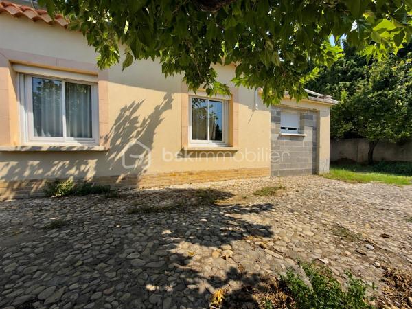 Dans un environnement résidentiel calme et apprécié d'Orange, venez découvrir cette agréable maison de plain-pied, entièrement rénovée en 2021, offrant un cadre de vie confortable, lumineux et prêt à accueillir ses nouveaux propriétaires.

Dès l'entrée, vous serez séduits par sa vaste pièce de vie traversante de plus de 40 m², baignée de lumière grâce à ses larges ouvertures sur le jardin. La cuisine ouverte, moderne et conviviale, s'intègre parfaitement à cet espace pensé pour partager de beaux moments en famille ou entre amis.

L'espace nuit comprend deux belles chambres, un dressing, ainsi qu'une salle d'eau contemporaine aux prestations actuelles.

Un véritable atout de cette maison : un espace supplémentaire d'environ 25 m², déjà attenant à l'habitation, qui n'attend plus que votre projet. Suite parentale, troisième chambre, bureau, salle de jeux ou activité professionnelle... laissez libre cours à vos envies.

À l'extérieur, le terrain clos et arboré d'environ 700 m² offre plusieurs espaces de détente à l'ombre des arbres, une agréable terrasse pour les repas d'été ainsi qu'un barbecue en pierre, idéal pour profiter pleinement des beaux jours. Le stationnement de plusieurs véhicules est également possible sur la propriété.

Les prestations :
_Maison rénovée en 2021
_Plain-pied
_Environ 80 m² habitables
_Pièce de vie avec cuisine ouverte de plus de 40 m²
_2 chambres
_Dressing
_Salle d'eau moderne
_Extension de près de 25 m² à aménager
_Climatisations réversibles
_Poêle à granulés labellisé Flamme Verte
_Menuiseries PVC double vitrage
_Volets roulants aluminium
_VMC récente
_Terrain clos et arboré d'environ 700 m²
_Terrasse et barbecue maçonné
_Stationnements privatifs

Côté performances, cette maison bénéficie d'équipements récents permettant de maîtriser les consommations énergétiques tout au long de l'année. Les dépenses estimées sont comprises entre 1 220 € et 1 720 € par an.

À proximité des écoles, commerces et principaux axes routiers, cette maison réunit le calme d'un quartier résidentiel et la praticité du quotidien.

Une maison chaleureuse, soigneusement rénovée, offrant un véritable potentiel d'évolution. Il ne vous reste plus qu'à y poser vos valises