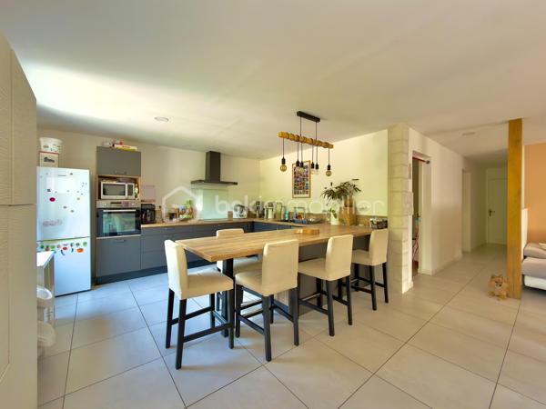 Dans un environnement résidentiel calme et apprécié d'Orange, venez découvrir cette agréable maison de plain-pied, entièrement rénovée en 2021, offrant un cadre de vie confortable, lumineux et prêt à accueillir ses nouveaux propriétaires.

Dès l'entrée, vous serez séduits par sa vaste pièce de vie traversante de plus de 40 m², baignée de lumière grâce à ses larges ouvertures sur le jardin. La cuisine ouverte, moderne et conviviale, s'intègre parfaitement à cet espace pensé pour partager de beaux moments en famille ou entre amis.

L'espace nuit comprend deux belles chambres, un dressing, ainsi qu'une salle d'eau contemporaine aux prestations actuelles.

Un véritable atout de cette maison : un espace supplémentaire d'environ 25 m², déjà attenant à l'habitation, qui n'attend plus que votre projet. Suite parentale, troisième chambre, bureau, salle de jeux ou activité professionnelle... laissez libre cours à vos envies.

À l'extérieur, le terrain clos et arboré d'environ 700 m² offre plusieurs espaces de détente à l'ombre des arbres, une agréable terrasse pour les repas d'été ainsi qu'un barbecue en pierre, idéal pour profiter pleinement des beaux jours. Le stationnement de plusieurs véhicules est également possible sur la propriété.

Les prestations :
_Maison rénovée en 2021
_Plain-pied
_Environ 80 m² habitables
_Pièce de vie avec cuisine ouverte de plus de 40 m²
_2 chambres
_Dressing
_Salle d'eau moderne
_Extension de près de 25 m² à aménager
_Climatisations réversibles
_Poêle à granulés labellisé Flamme Verte
_Menuiseries PVC double vitrage
_Volets roulants aluminium
_VMC récente
_Terrain clos et arboré d'environ 700 m²
_Terrasse et barbecue maçonné
_Stationnements privatifs

Côté performances, cette maison bénéficie d'équipements récents permettant de maîtriser les consommations énergétiques tout au long de l'année. Les dépenses estimées sont comprises entre 1 220 € et 1 720 € par an.

À proximité des écoles, commerces et principaux axes routiers, cette maison réunit le calme d'un quartier résidentiel et la praticité du quotidien.

Une maison chaleureuse, soigneusement rénovée, offrant un véritable potentiel d'évolution. Il ne vous reste plus qu'à y poser vos valises