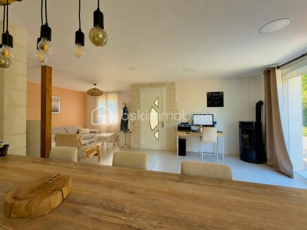 Dans un environnement résidentiel calme et apprécié d'Orange, venez découvrir cette agréable maison de plain-pied, entièrement rénovée en 2021, offrant un cadre de vie confortable, lumineux et prêt à accueillir ses nouveaux propriétaires.

Dès l'entrée, vous serez séduits par sa vaste pièce de vie traversante de plus de 40 m², baignée de lumière grâce à ses larges ouvertures sur le jardin. La cuisine ouverte, moderne et conviviale, s'intègre parfaitement à cet espace pensé pour partager de beaux moments en famille ou entre amis.

L'espace nuit comprend deux belles chambres, un dressing, ainsi qu'une salle d'eau contemporaine aux prestations actuelles.

Un véritable atout de cette maison : un espace supplémentaire d'environ 25 m², déjà attenant à l'habitation, qui n'attend plus que votre projet. Suite parentale, troisième chambre, bureau, salle de jeux ou activité professionnelle... laissez libre cours à vos envies.

À l'extérieur, le terrain clos et arboré d'environ 700 m² offre plusieurs espaces de détente à l'ombre des arbres, une agréable terrasse pour les repas d'été ainsi qu'un barbecue en pierre, idéal pour profiter pleinement des beaux jours. Le stationnement de plusieurs véhicules est également possible sur la propriété.

Les prestations :
_Maison rénovée en 2021
_Plain-pied
_Environ 80 m² habitables
_Pièce de vie avec cuisine ouverte de plus de 40 m²
_2 chambres
_Dressing
_Salle d'eau moderne
_Extension de près de 25 m² à aménager
_Climatisations réversibles
_Poêle à granulés labellisé Flamme Verte
_Menuiseries PVC double vitrage
_Volets roulants aluminium
_VMC récente
_Terrain clos et arboré d'environ 700 m²
_Terrasse et barbecue maçonné
_Stationnements privatifs

Côté performances, cette maison bénéficie d'équipements récents permettant de maîtriser les consommations énergétiques tout au long de l'année. Les dépenses estimées sont comprises entre 1 220 € et 1 720 € par an.

À proximité des écoles, commerces et principaux axes routiers, cette maison réunit le calme d'un quartier résidentiel et la praticité du quotidien.

Une maison chaleureuse, soigneusement rénovée, offrant un véritable potentiel d'évolution. Il ne vous reste plus qu'à y poser vos valises