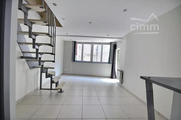 centre village,  APPARTEMENT F2 bis duplex de 46.89m² au 1er étage.