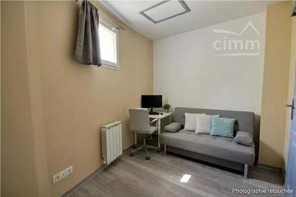 centre village,  APPARTEMENT F2 bis duplex de 46.89m² au 1er étage.