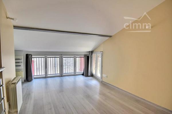 centre village,  APPARTEMENT F2 bis duplex de 46.89m² au 1er étage.