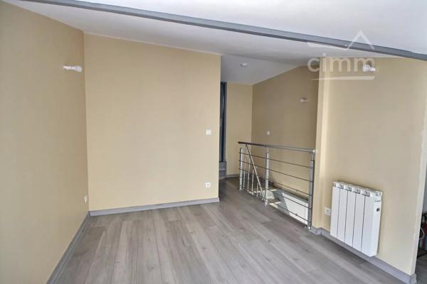 centre village,  APPARTEMENT F2 bis duplex de 46.89m² au 1er étage.