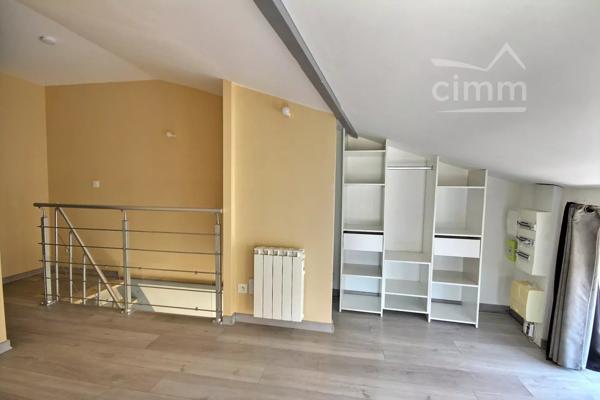 centre village,  APPARTEMENT F2 bis duplex de 46.89m² au 1er étage.
