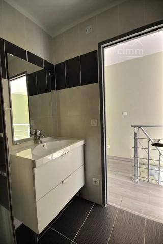 centre village,  APPARTEMENT F2 bis duplex de 46.89m² au 1er étage.