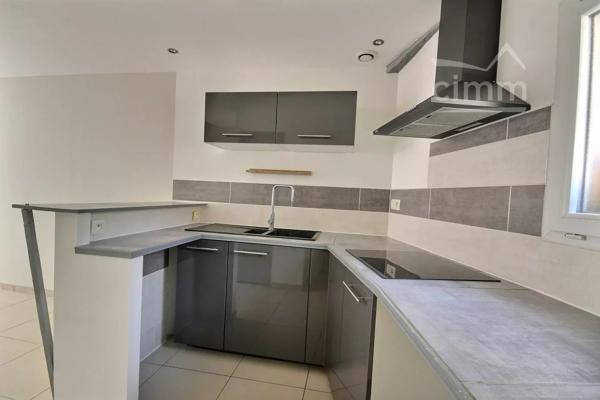 centre village,  APPARTEMENT F2 bis duplex de 46.89m² au 1er étage.
