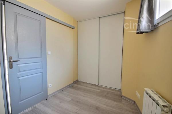 centre village,  APPARTEMENT F2 bis duplex de 46.89m² au 1er étage.