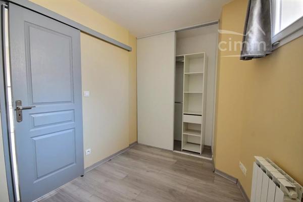 centre village,  APPARTEMENT F2 bis duplex de 46.89m² au 1er étage.