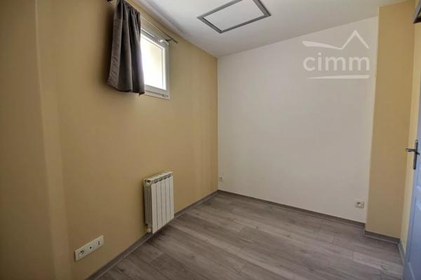 centre village,  APPARTEMENT F2 bis duplex de 46.89m² au 1er étage.