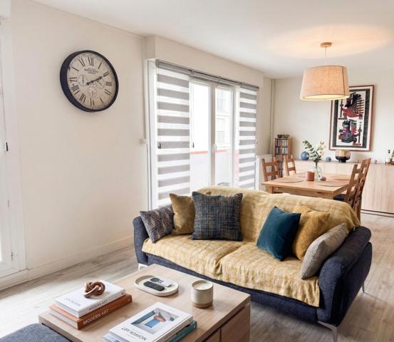 Un appartement lumineux, rénové avec goût, idéalement situé avec tramway au pied de l’immeuble.