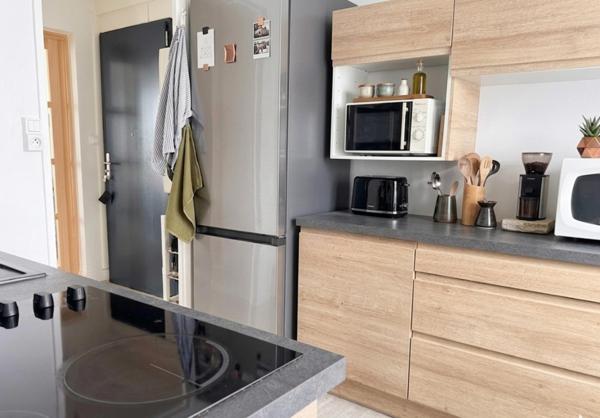 Un appartement lumineux, rénové avec goût, idéalement situé avec tramway au pied de l’immeuble.