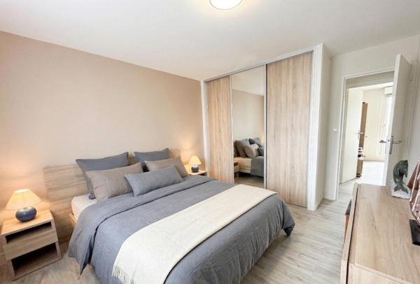 Un appartement lumineux, rénové avec goût, idéalement situé avec tramway au pied de l’immeuble.