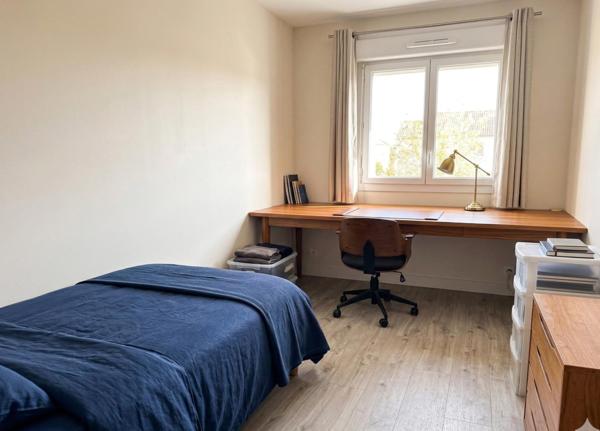 Un appartement lumineux, rénové avec goût, idéalement situé avec tramway au pied de l’immeuble.