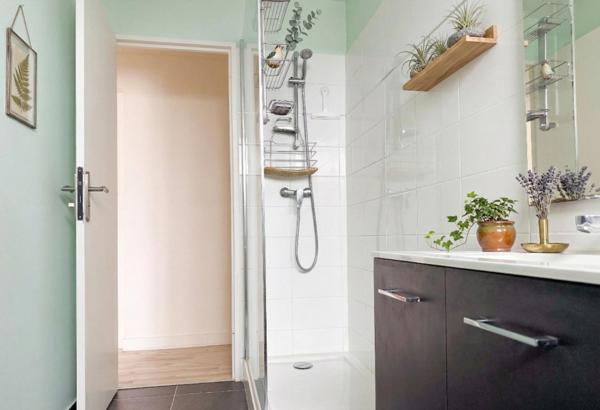 Un appartement lumineux, rénové avec goût, idéalement situé avec tramway au pied de l’immeuble.