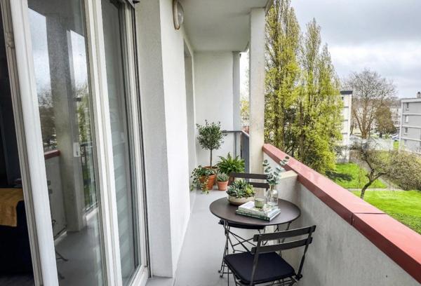 Un appartement lumineux, rénové avec goût, idéalement situé avec tramway au pied de l’immeuble.