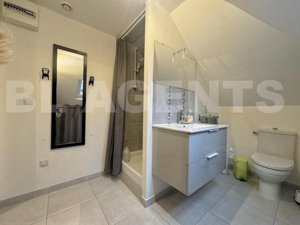 Maison de 147 m² (207 m² sol) + sous-sol, sur un terrain de 2 700 m² 