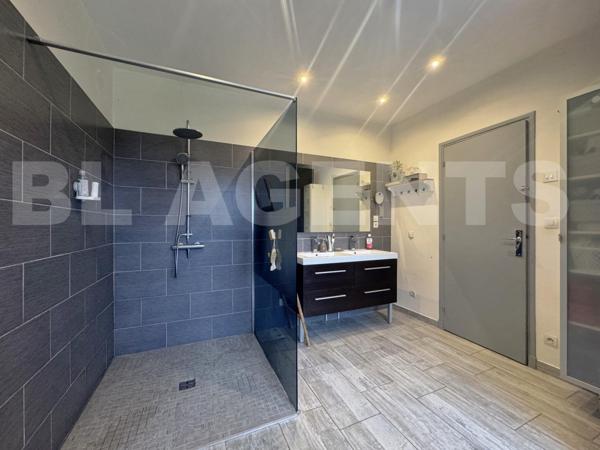 Maison de 147 m² (207 m² sol) + sous-sol, sur un terrain de 2 700 m² 