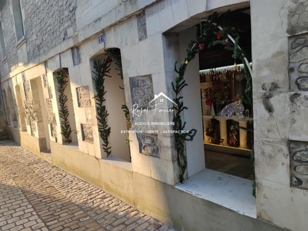 Bien situé, dans le centre de la ROCHE POSAY, belle opportunité !