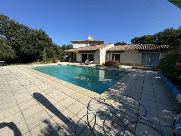 Villa contemporaine 13 pièces - 290 m2 - 4789 m2 Uchaux (84100)