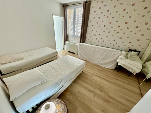 Villa contemporaine 13 pièces - 290 m2 - 4789 m2 Uchaux (84100)