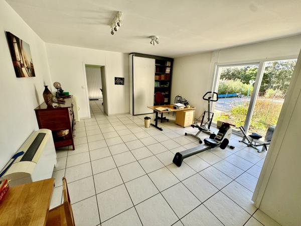 Villa contemporaine 13 pièces - 290 m2 - 4789 m2 Uchaux (84100)