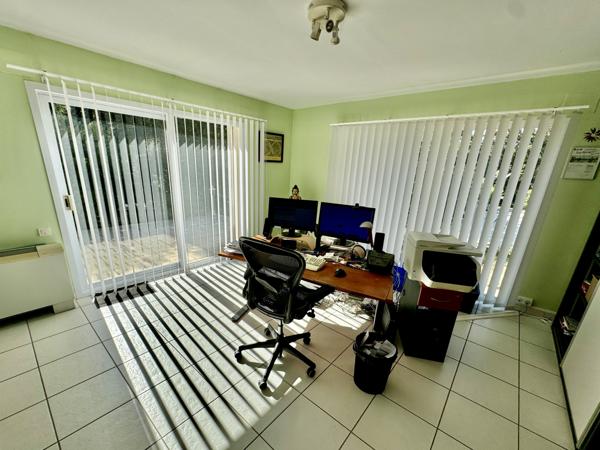 Villa contemporaine 13 pièces - 290 m2 - 4789 m2 Uchaux (84100)