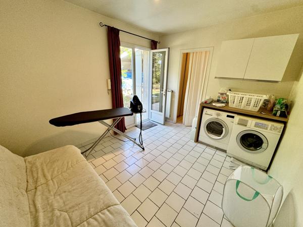 Villa contemporaine 13 pièces - 290 m2 - 4789 m2 Uchaux (84100)