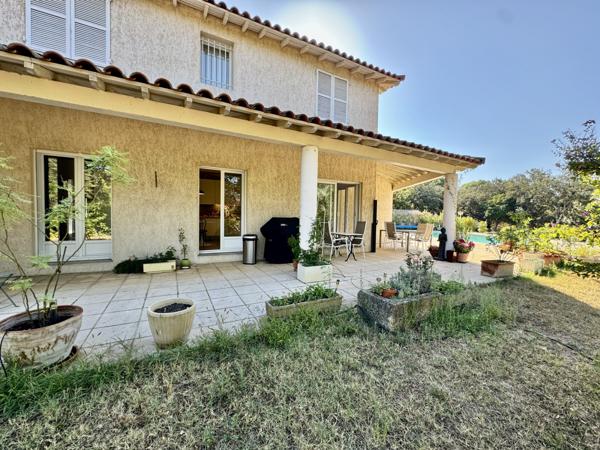 Villa contemporaine 13 pièces - 290 m2 - 4789 m2 Uchaux (84100)