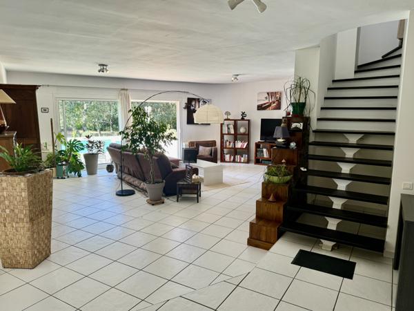 Villa contemporaine 13 pièces - 290 m2 - 4789 m2 Uchaux (84100)