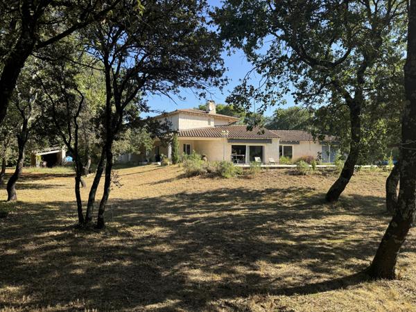 Villa contemporaine 13 pièces - 290 m2 - 4789 m2 Uchaux (84100)