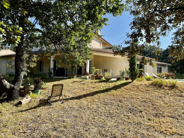 Villa contemporaine 13 pièces - 290 m2 - 4789 m2 Uchaux (84100)