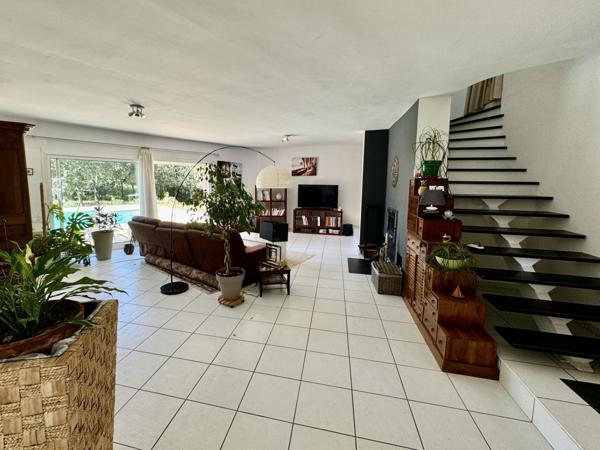 Villa contemporaine 13 pièces - 290 m2 - 4789 m2 Uchaux (84100)