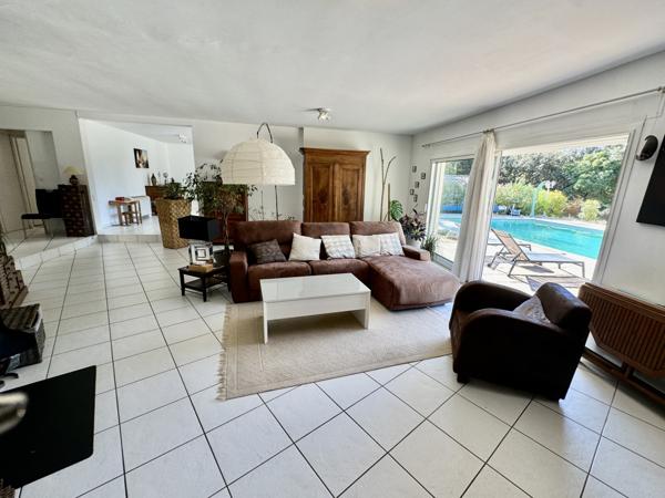 Villa contemporaine 13 pièces - 290 m2 - 4789 m2 Uchaux (84100)