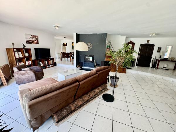 Villa contemporaine 13 pièces - 290 m2 - 4789 m2 Uchaux (84100)